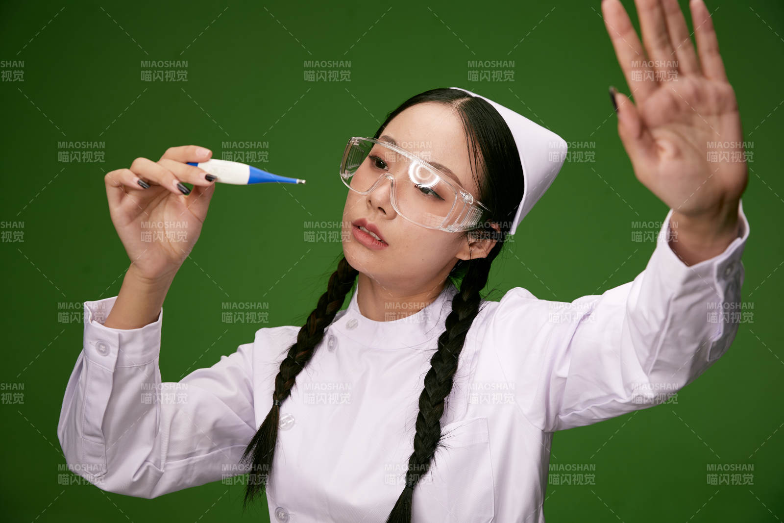 身穿白色护士服的年轻护士形象图片