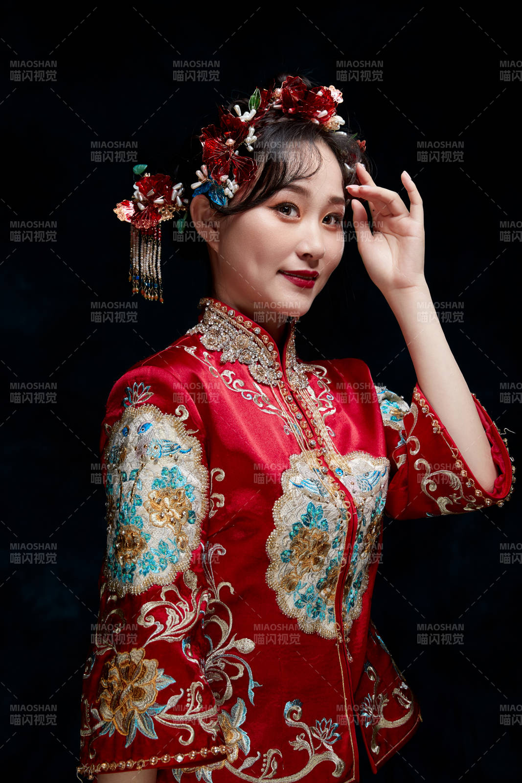 穿着中式秀禾服的亚洲少女图片