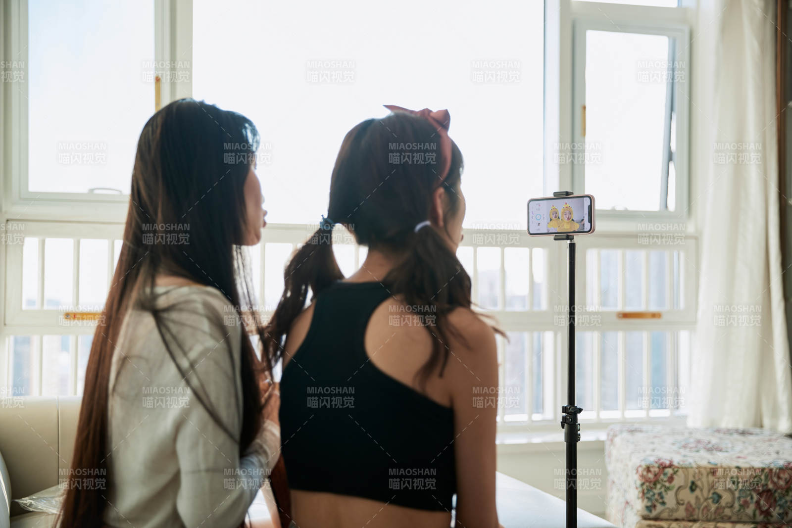 在家做主播直播的亚洲年轻闺蜜少女图片