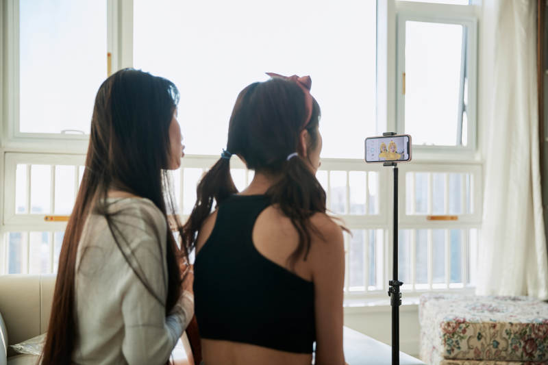 在家做主播直播的亚洲年轻闺蜜少女图片