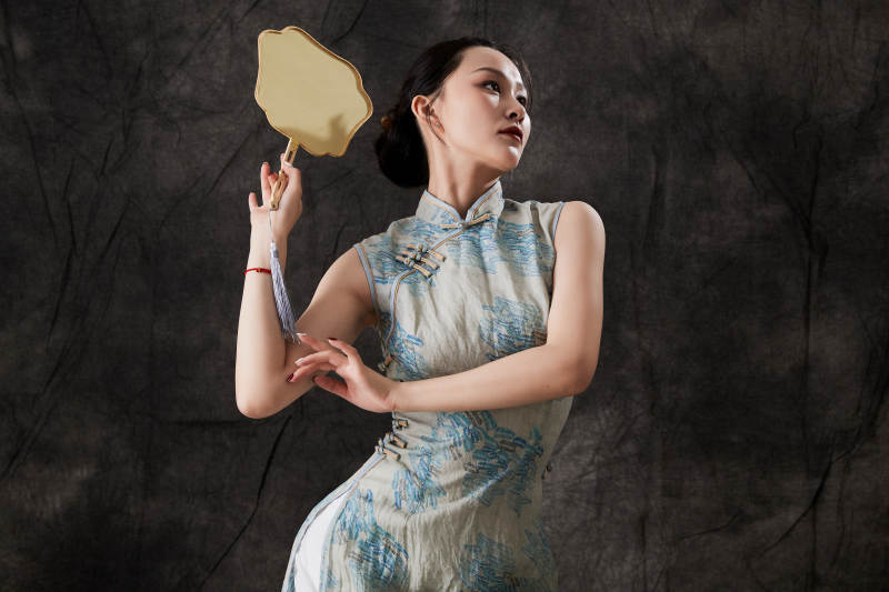 穿着中式旗袍的亚洲少女图片