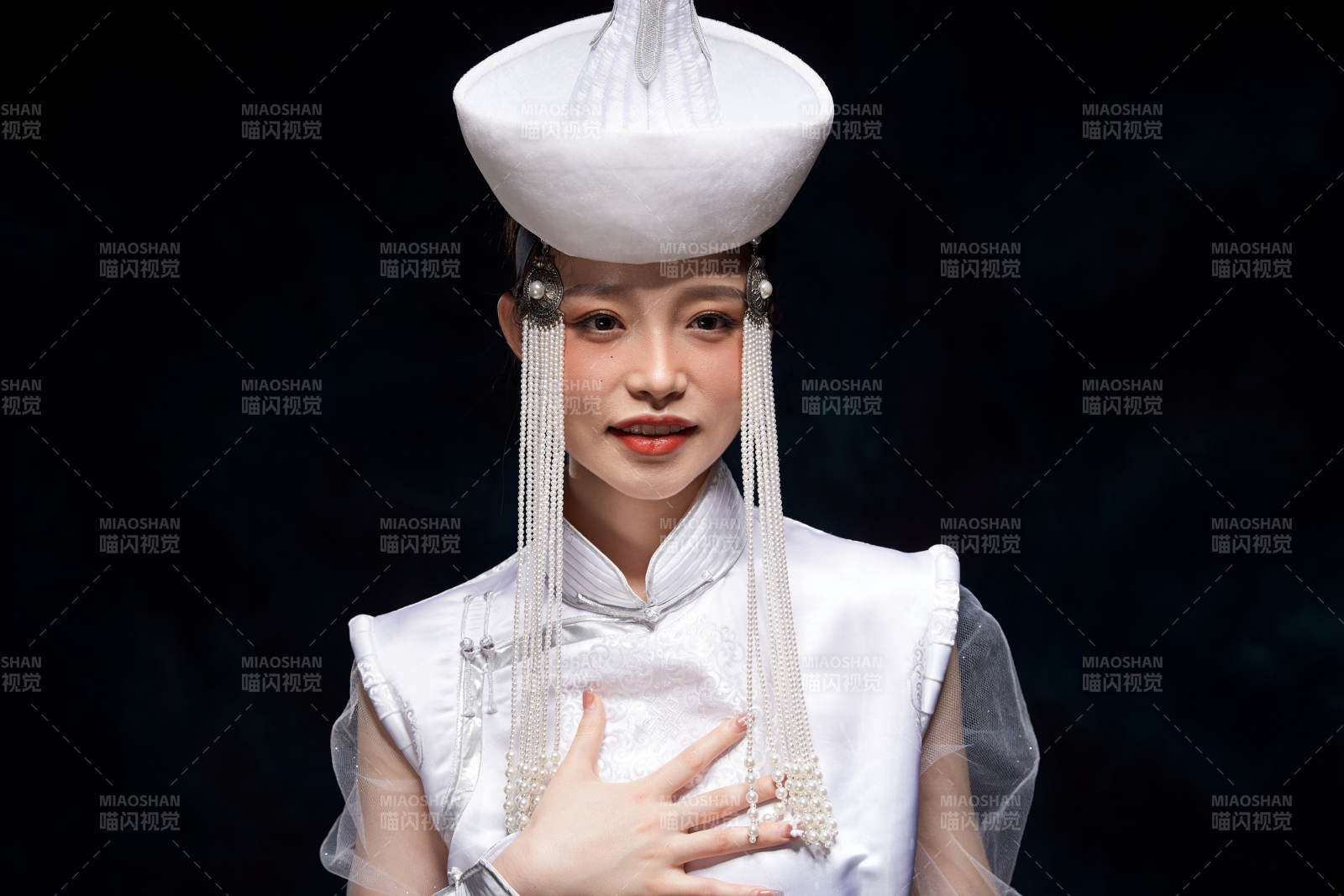 穿着蒙古族服饰的亚洲青年女性图片