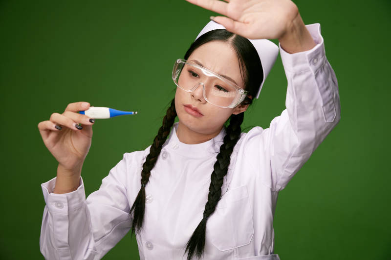 身穿白色护士服的年轻护士形象图片