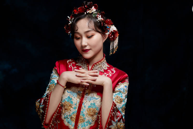 穿着中式秀禾服的亚洲少女图片