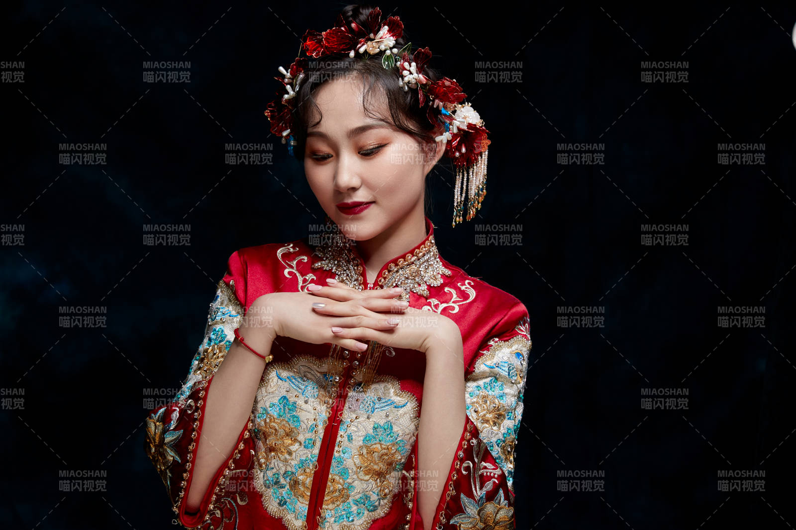 穿着中式秀禾服的亚洲少女图片