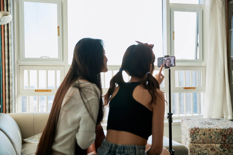 在家做主播直播的亚洲年轻闺蜜少女图片