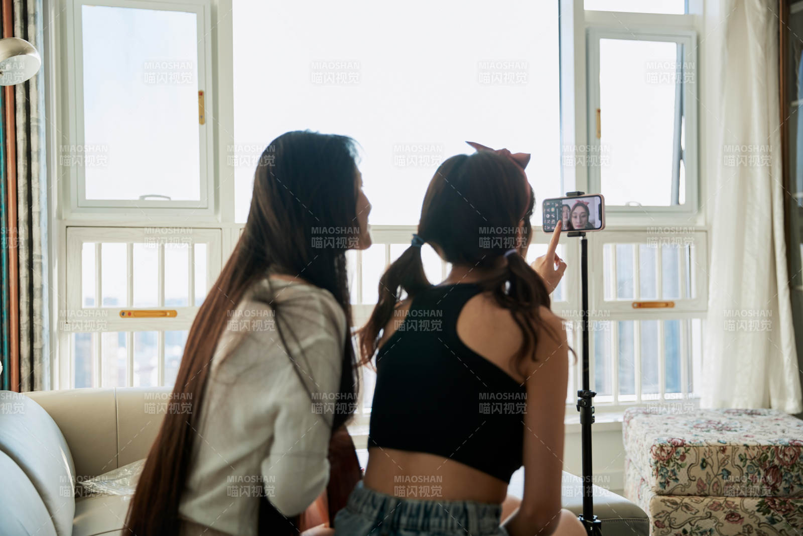 在家做主播直播的亚洲年轻闺蜜少女图片