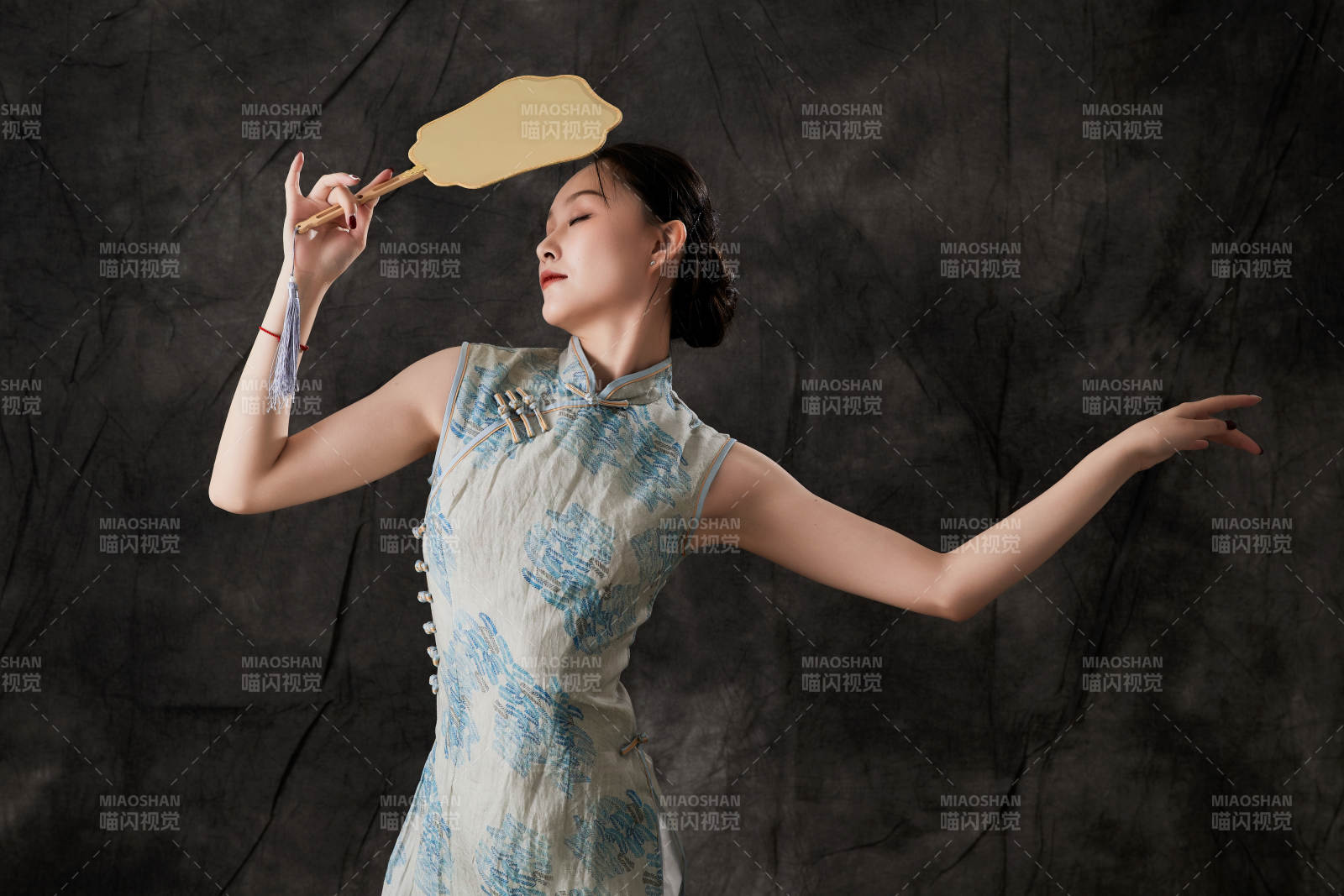 穿着中式旗袍的亚洲少女图片