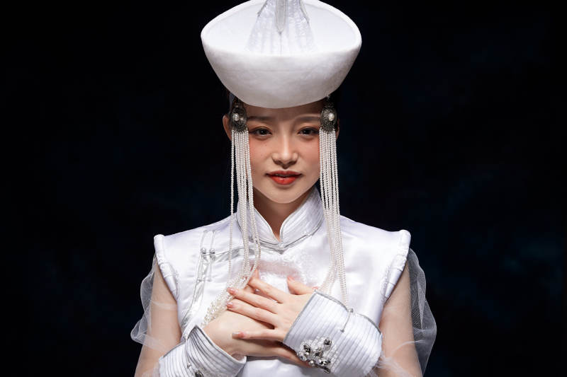 穿着蒙古族服饰的亚洲青年女性图片