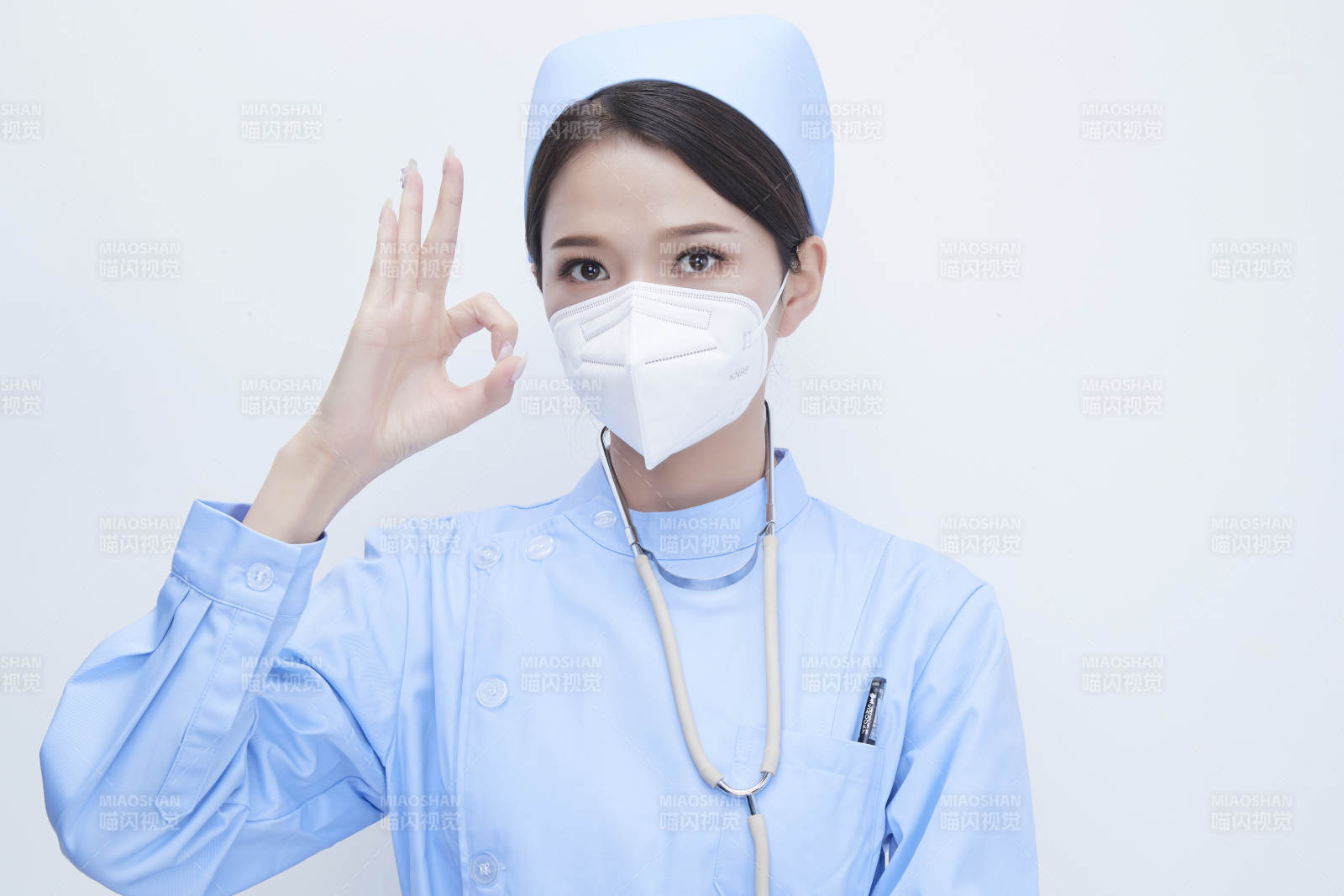 女性医护人员展示规范的口罩正确佩戴方式图片