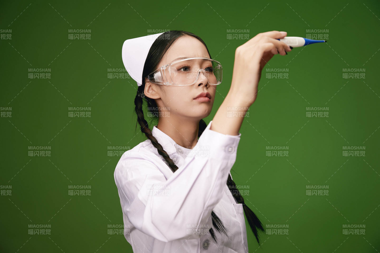 身穿白色护士服的年轻护士形象图片