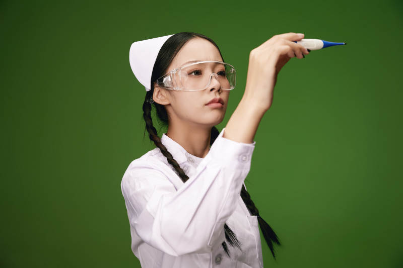 身穿白色护士服的年轻护士形象图片