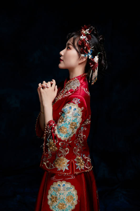 穿着中式秀禾服的亚洲少女图片