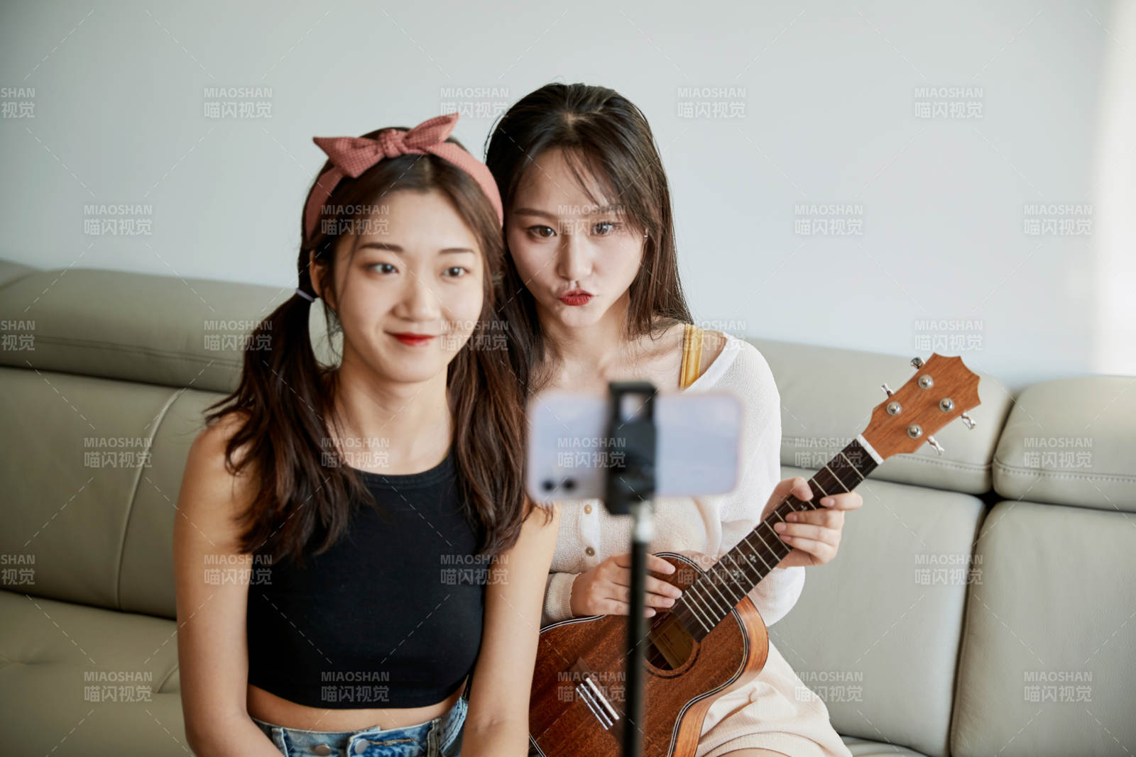 在家做主播直播的亚洲年轻闺蜜少女图片