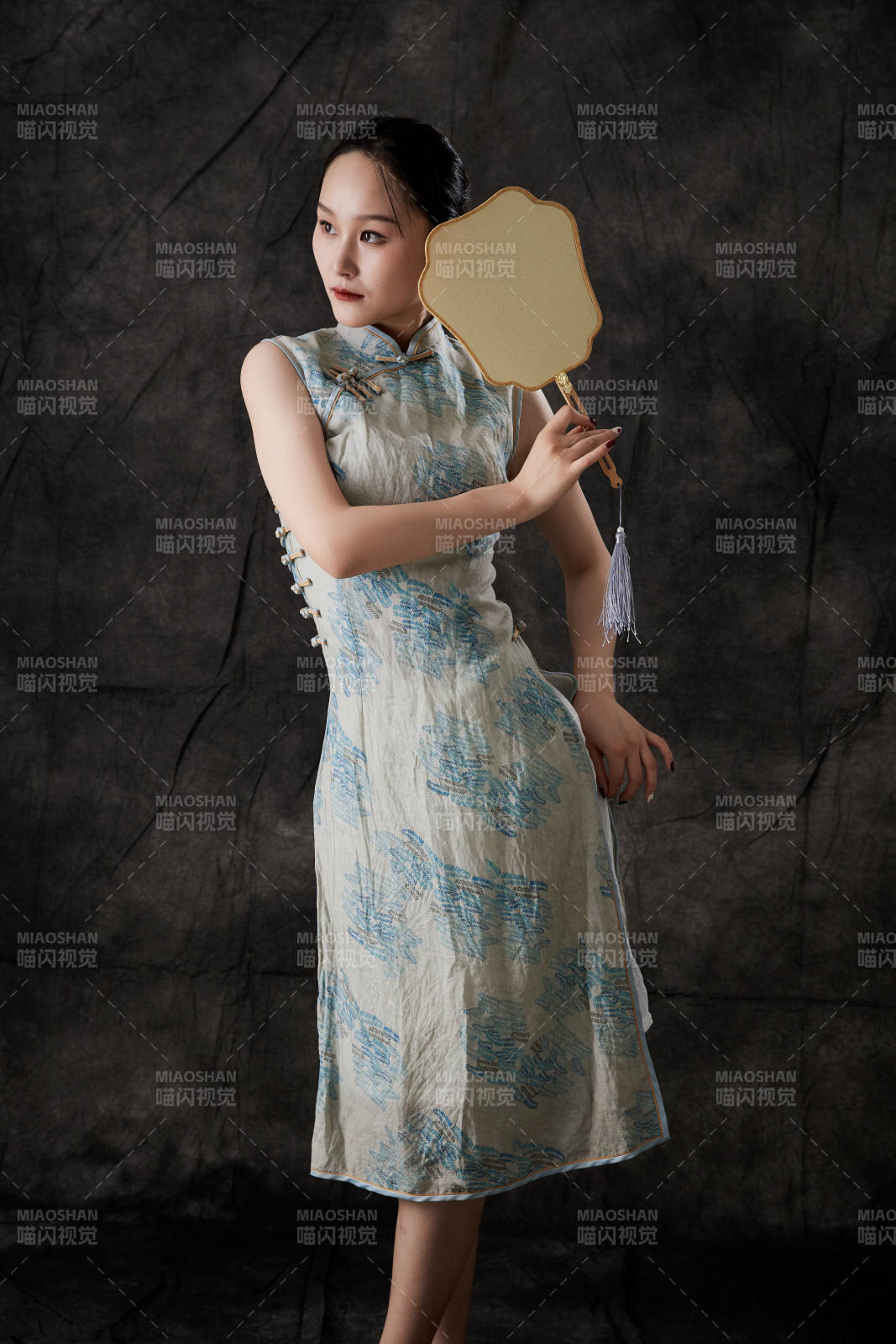 穿着中式旗袍的亚洲少女图片