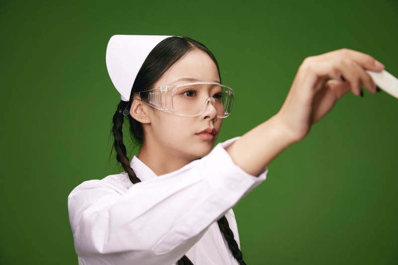 身穿白色护士服的年轻护士形象图片
