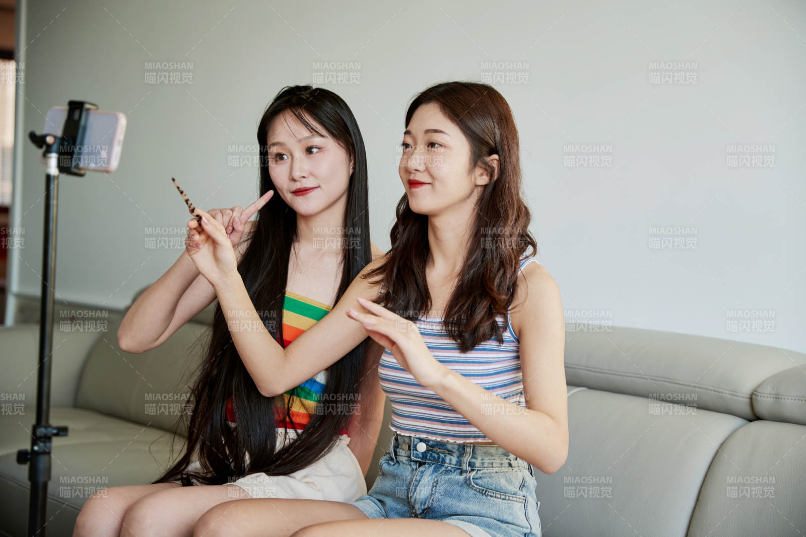 在家做主播直播的亚洲年轻闺蜜少女图片