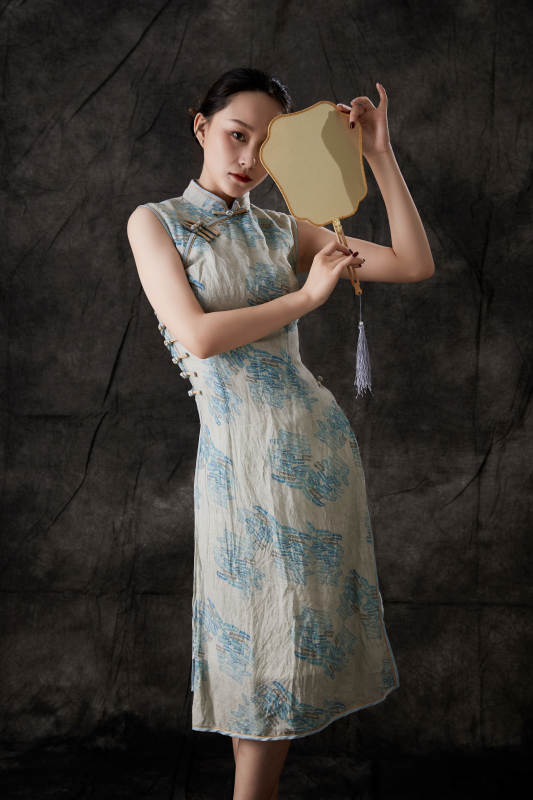 穿着中式旗袍的亚洲少女图片