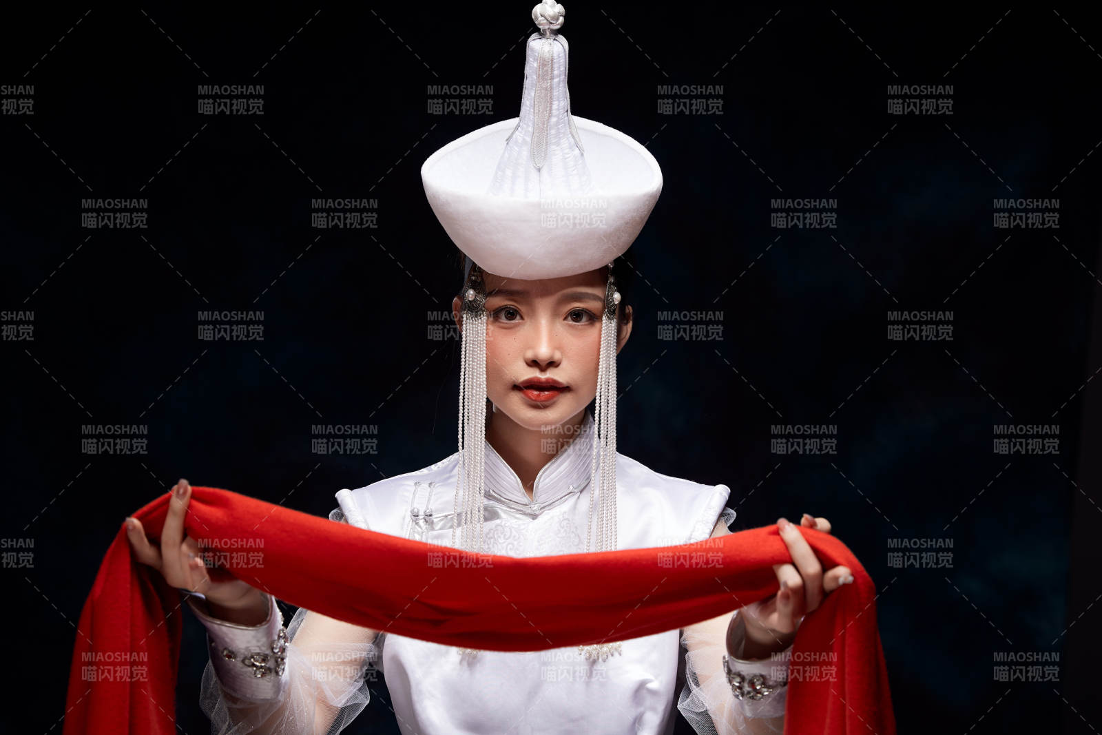 穿着蒙古族服饰的亚洲青年女性图片