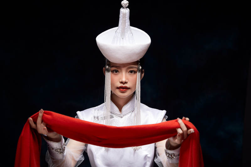 穿着蒙古族服饰的亚洲青年女性图片