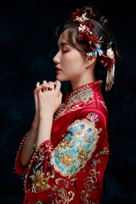 穿着中式秀禾服的亚洲少女图片