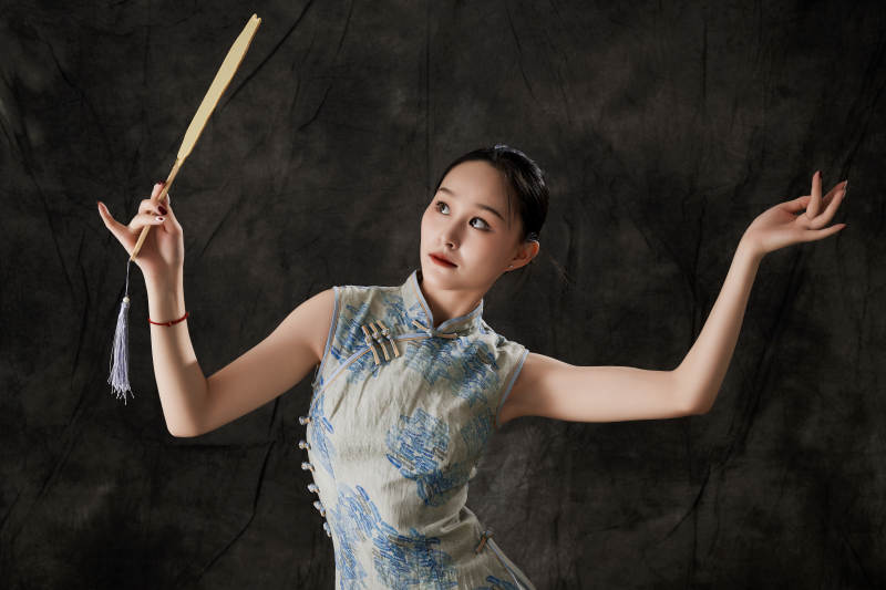 穿着中式旗袍的亚洲少女图片