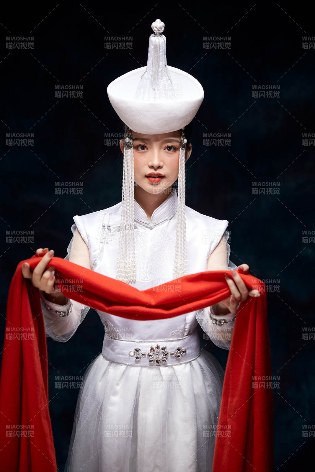 穿着蒙古族服饰的亚洲青年女性图片