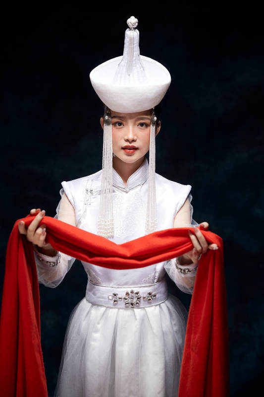 穿着蒙古族服饰的亚洲青年女性图片