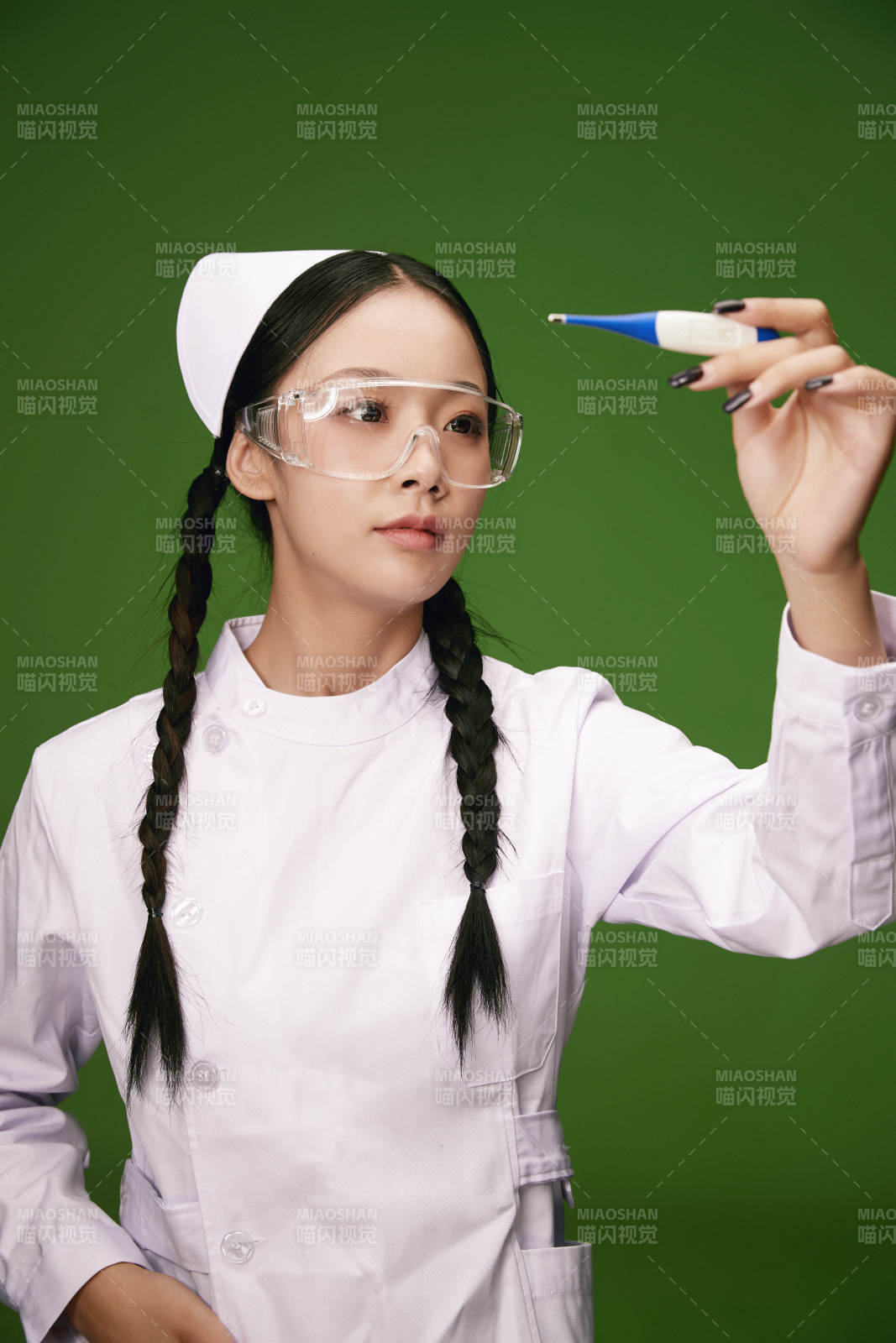 身穿白色护士服的年轻护士形象图片