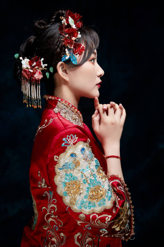 穿着中式秀禾服的亚洲少女图片