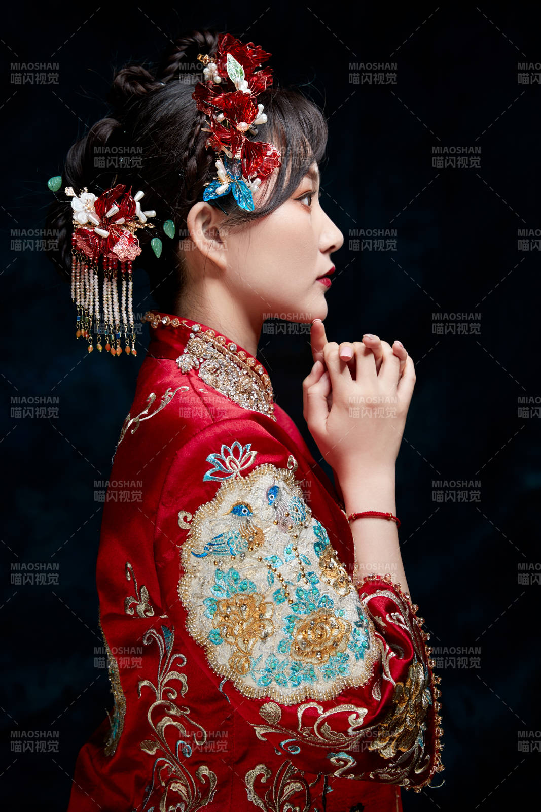 穿着中式秀禾服的亚洲少女图片