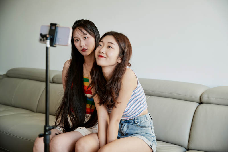 在家做主播直播的亚洲年轻闺蜜少女图片