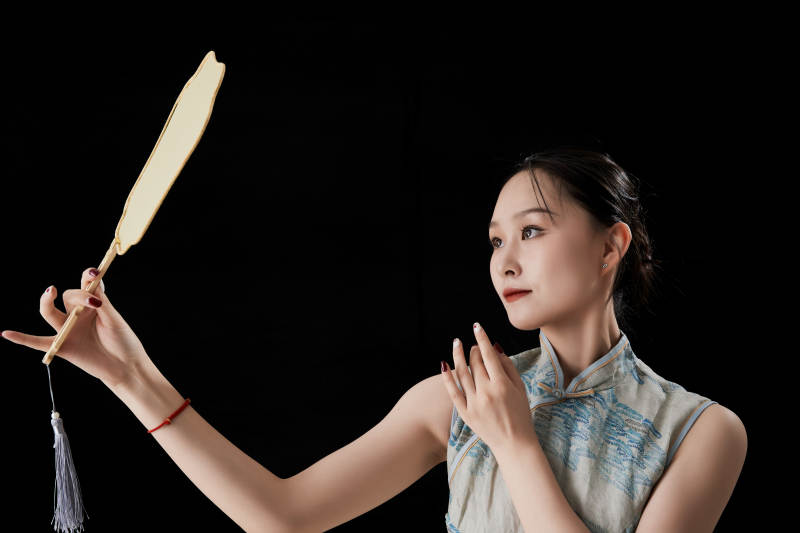 穿着中式旗袍的亚洲少女图片