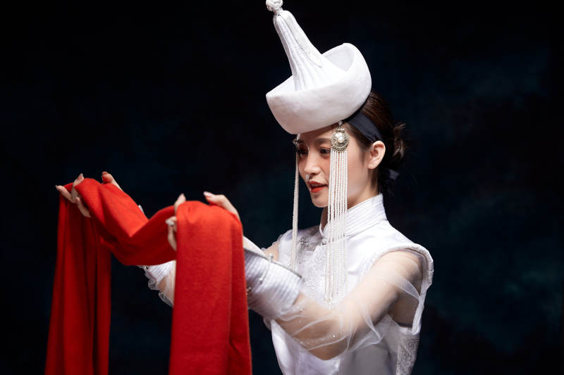 穿着蒙古族服饰的亚洲青年女性图片