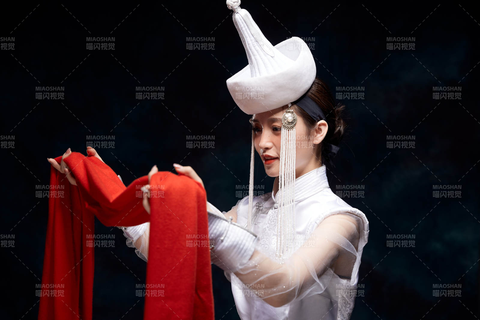 穿着蒙古族服饰的亚洲青年女性图片