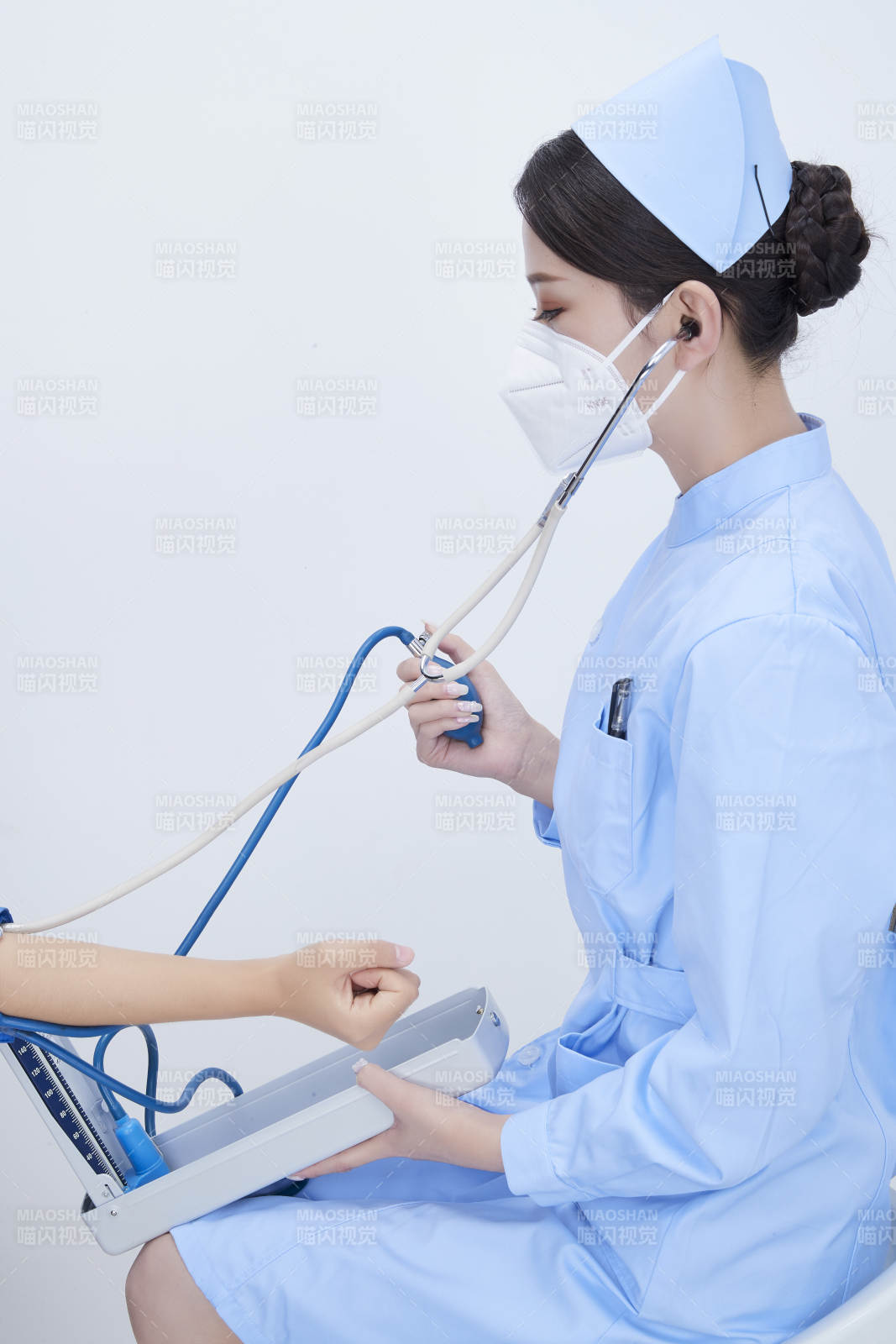 佩戴听诊器的女性医护人员为患者听诊检查图片