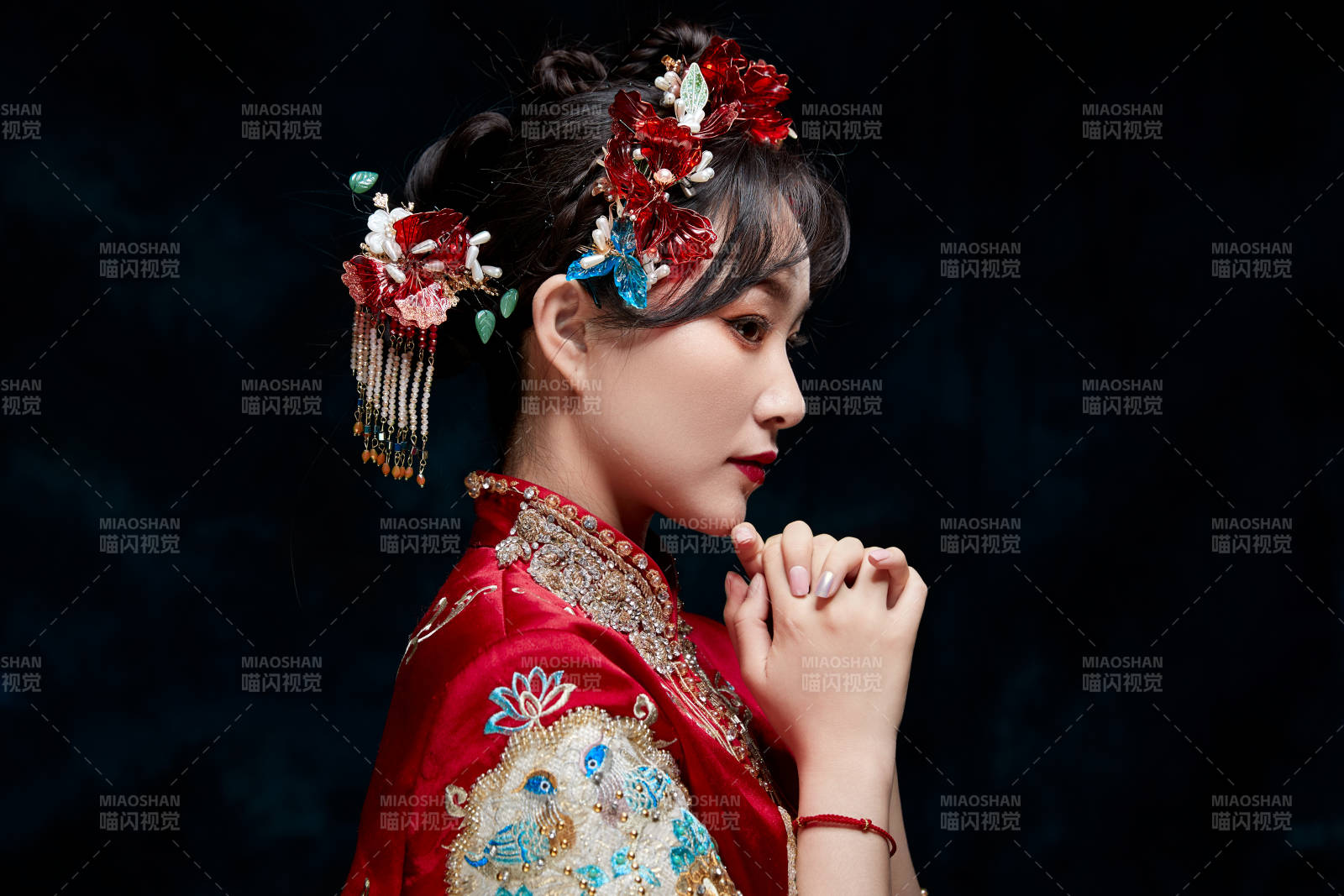 穿着中式秀禾服的亚洲少女图片