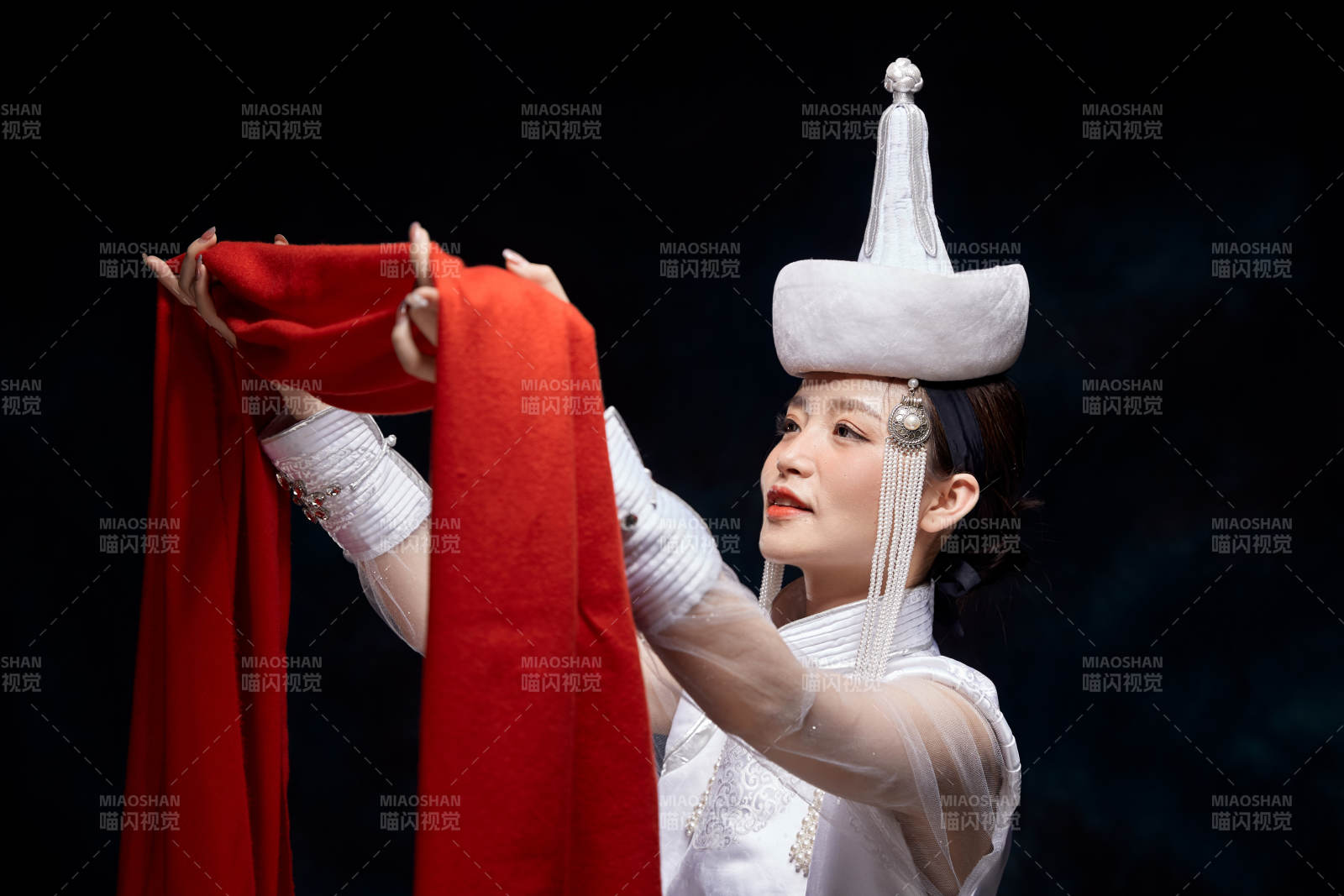 穿着蒙古族服饰的亚洲青年女性图片