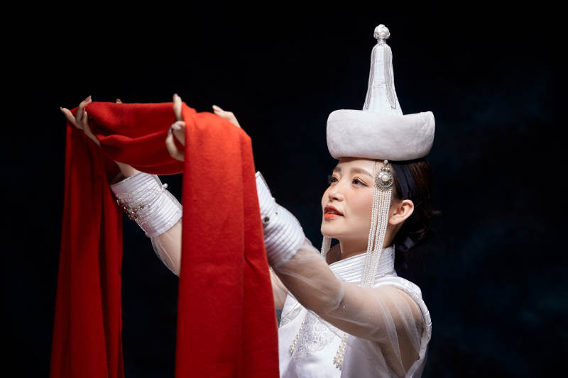 穿着蒙古族服饰的亚洲青年女性图片