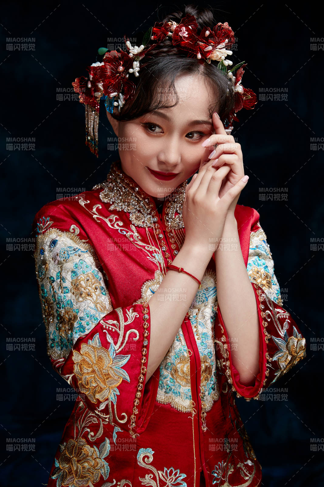 穿着中式秀禾服的亚洲少女图片