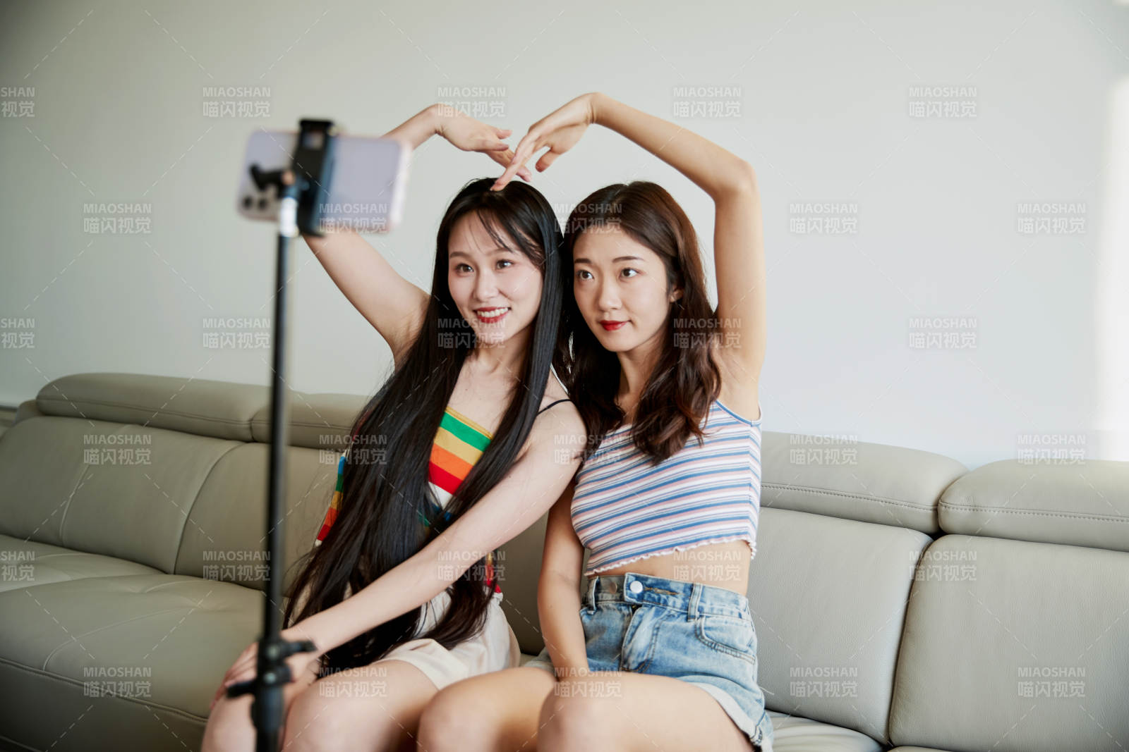 在家做主播直播的亚洲年轻闺蜜少女图片