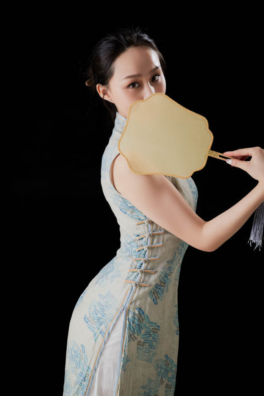 穿着中式旗袍的亚洲少女图片