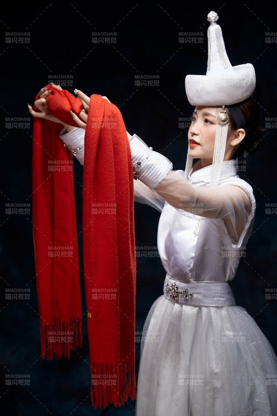 穿着蒙古族服饰的亚洲青年女性图片