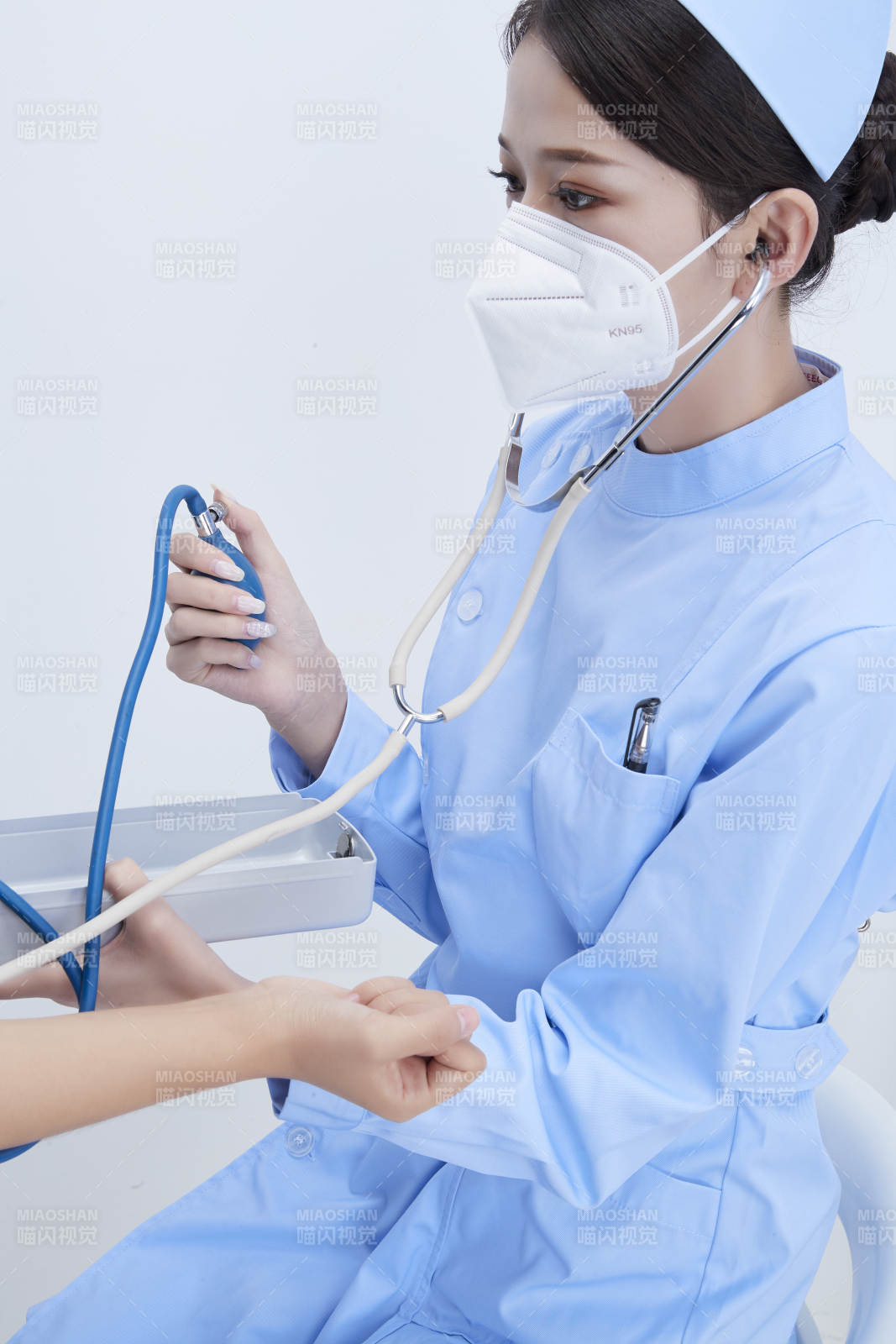 佩戴听诊器的女性医护人员为患者听诊检查图片