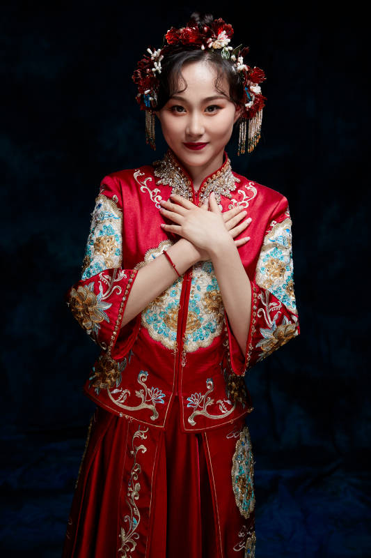 穿着中式秀禾服的亚洲少女图片