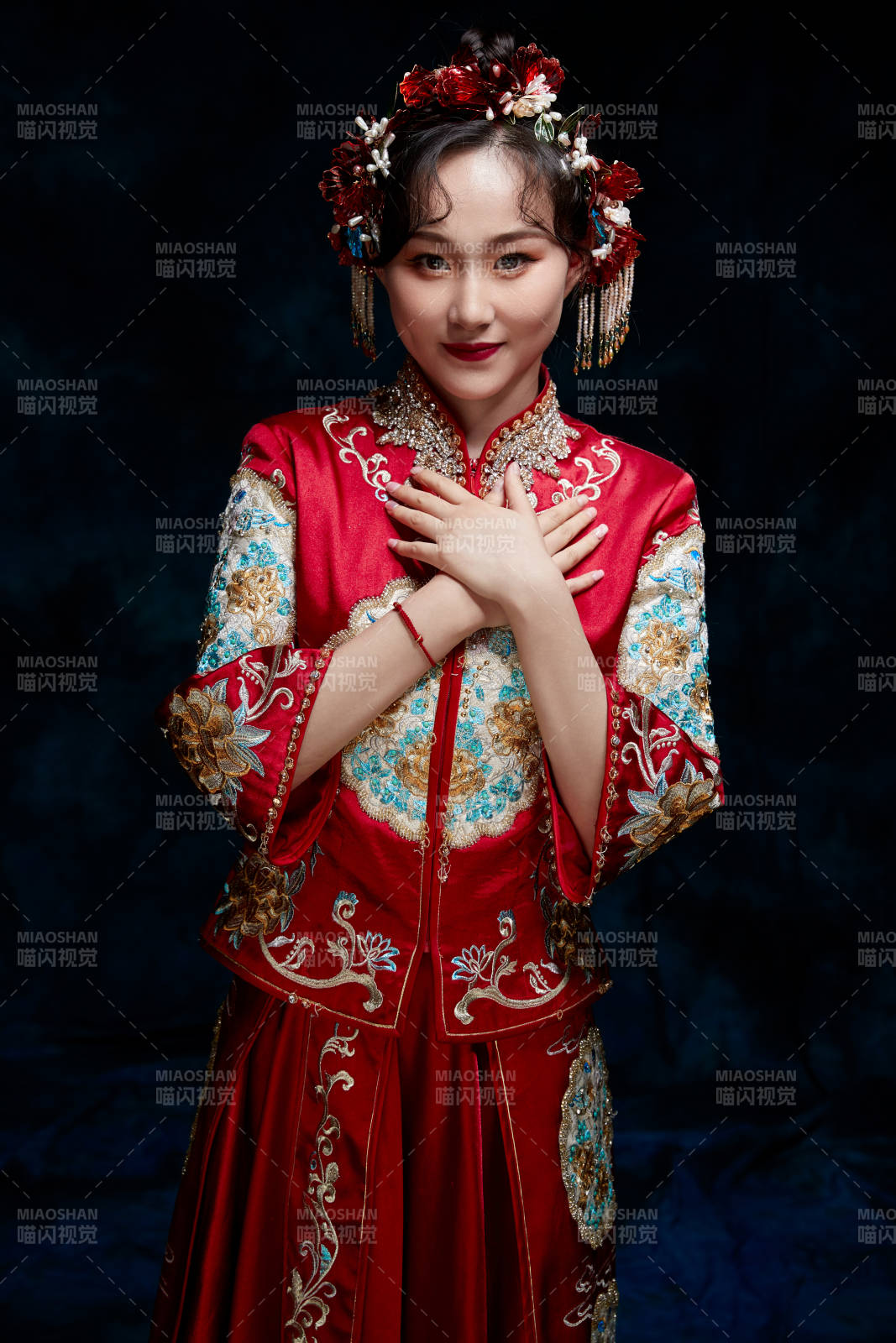 穿着中式秀禾服的亚洲少女图片