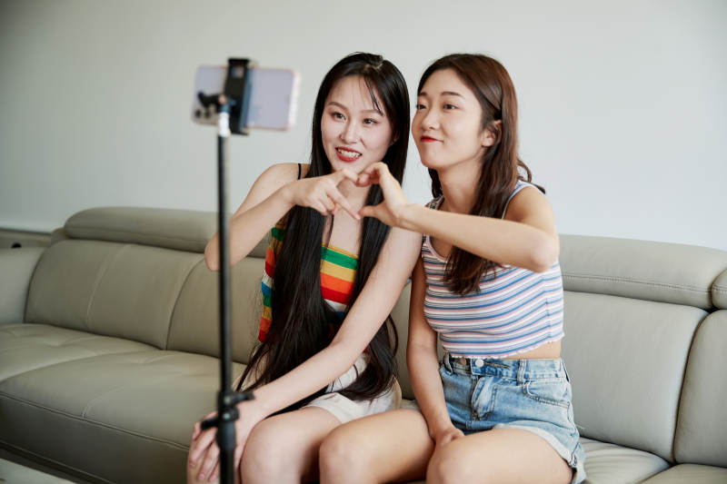 在家做主播直播的亚洲年轻闺蜜少女图片