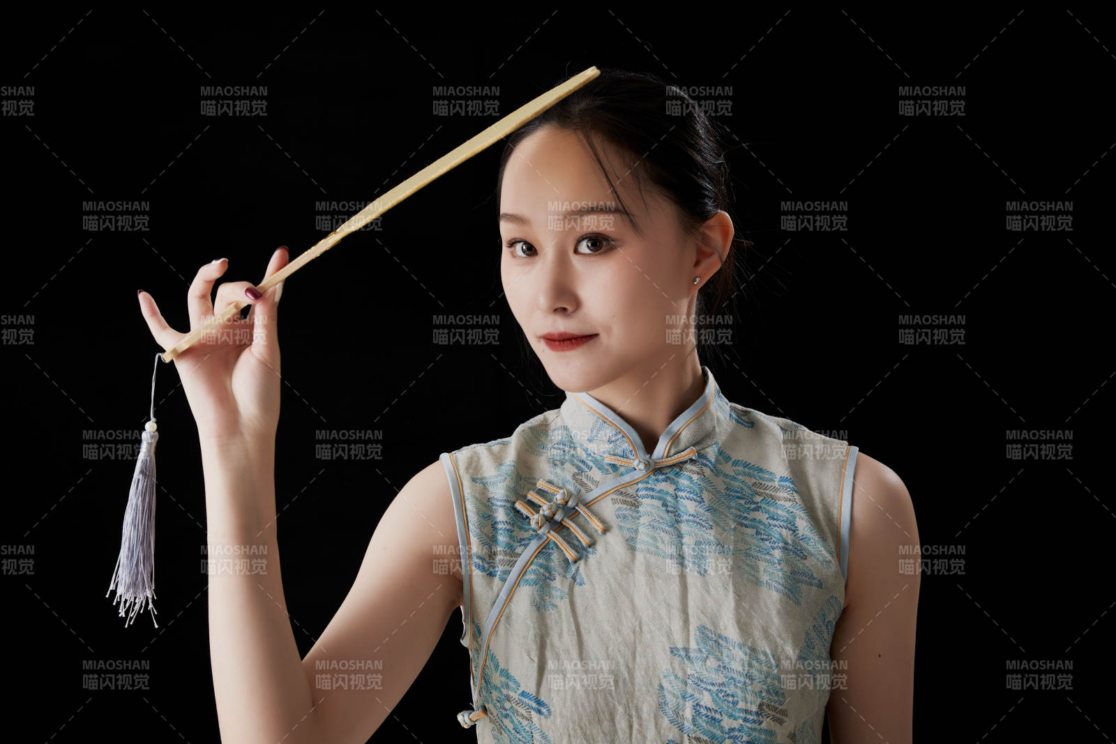 穿着中式旗袍的亚洲少女图片