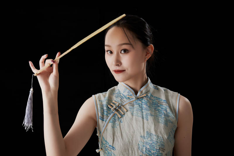 穿着中式旗袍的亚洲少女图片