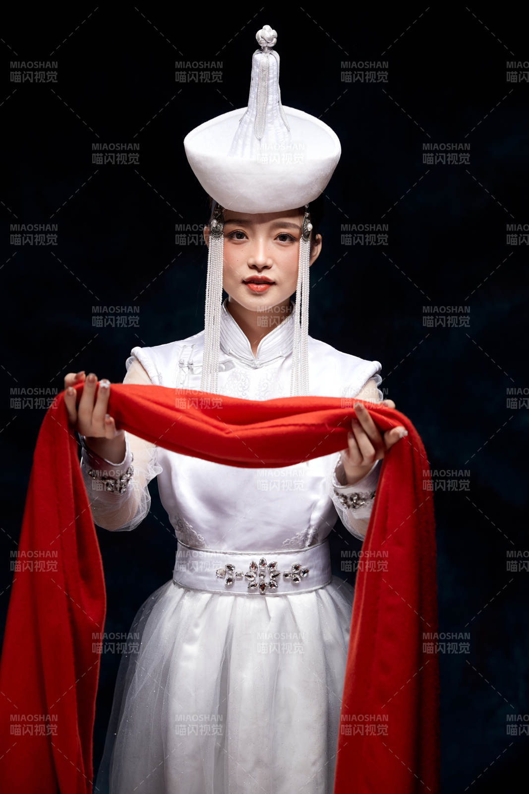 穿着蒙古族服饰的亚洲青年女性图片